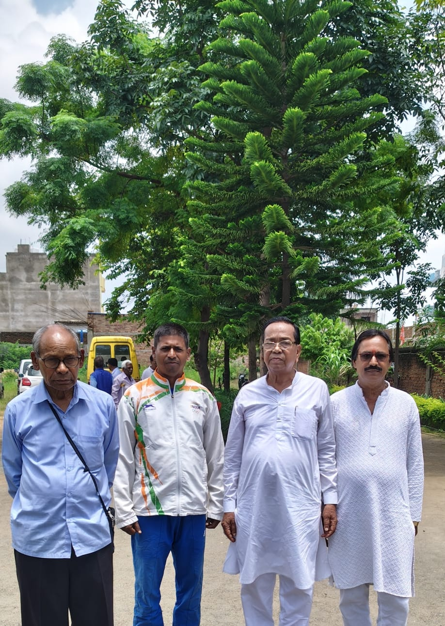 Association Representatives at an Outdoor Visit